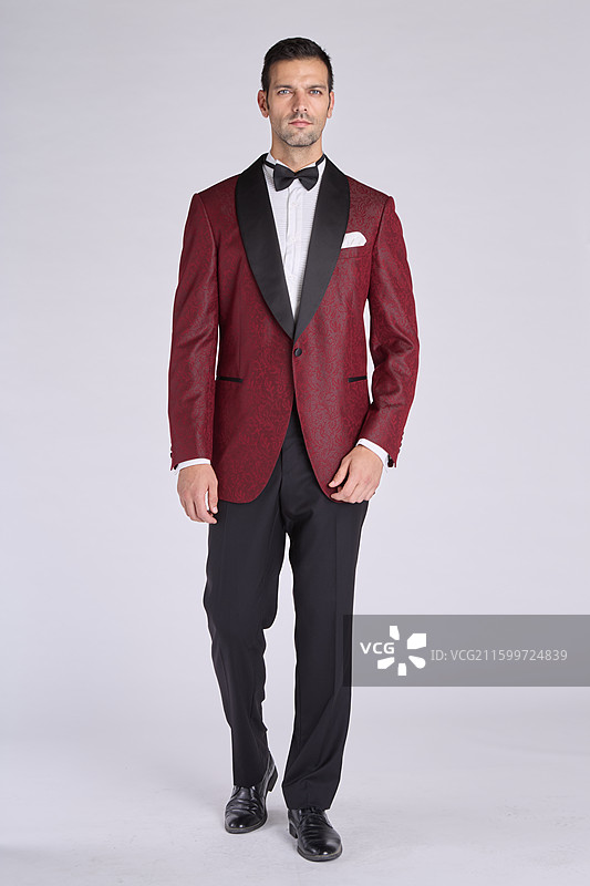 站在白色背景下的商人肖像图片素材