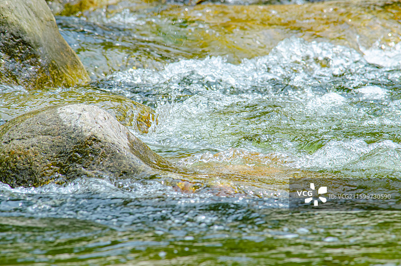中国自然风光拍摄主题，山谷里清澈的溪流和瀑布，户外白昼无人图像摄影图片素材
