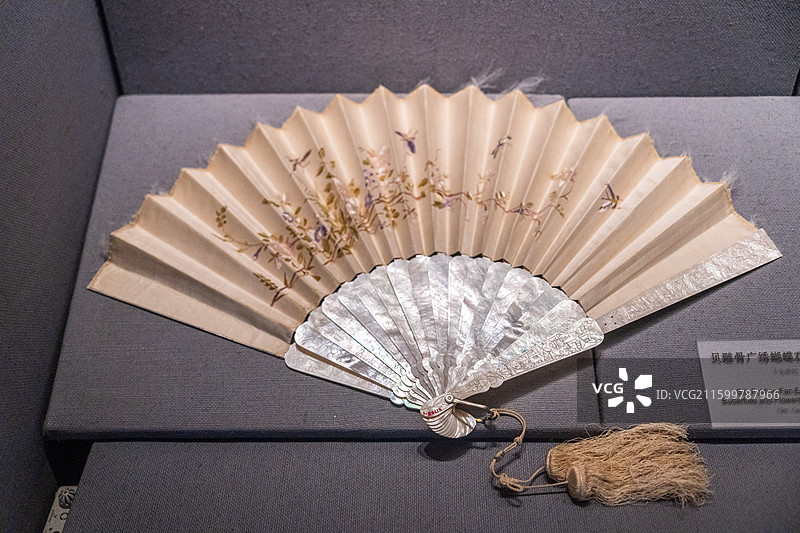 广东省博物馆藏品19世纪贝雕骨广绣蝴蝶花卉图折扇图片素材