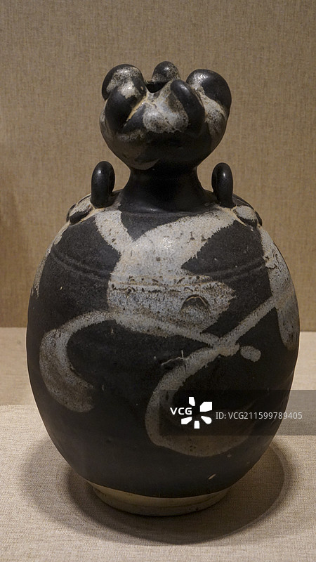 河南省博物院唐代花釉蒜头瓷壶图片素材