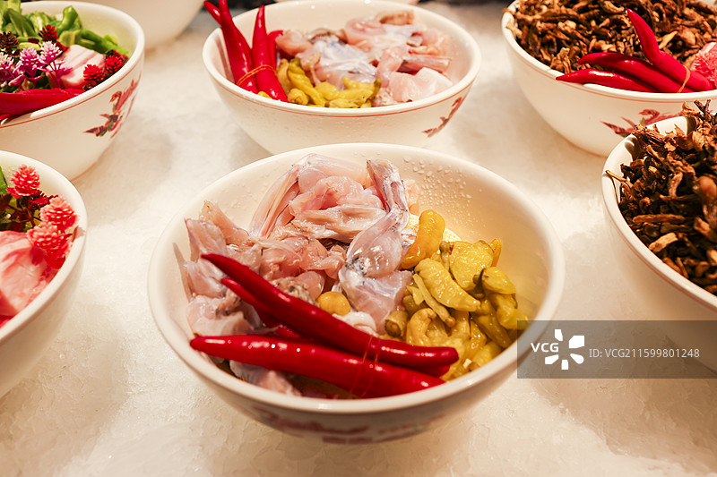 东北特色东北菜配菜砂锅茄子辣椒蘑菇鸡肉花生芽虾丸子鸽子蛋秋葵粉丝等组图图片素材