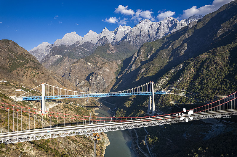 中国云南省迪庆州香格里拉市虎跳峡双虹桥图片素材
