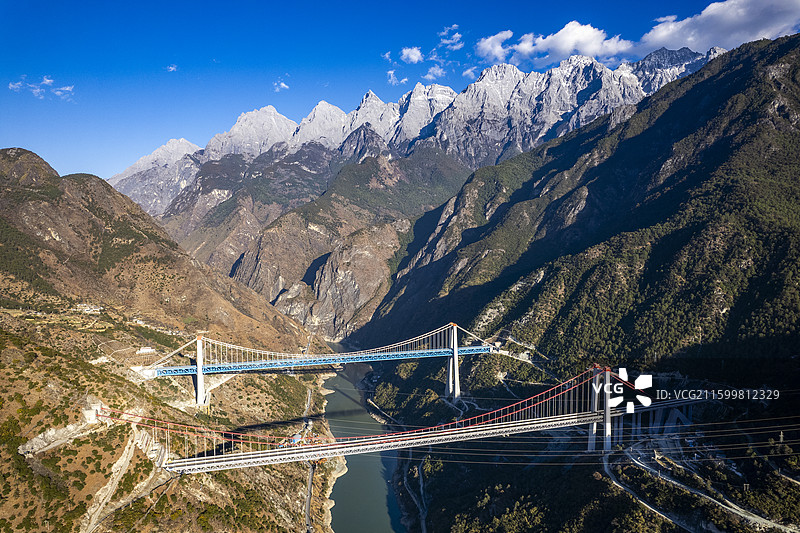 中国云南省迪庆州香格里拉市虎跳峡双虹桥图片素材
