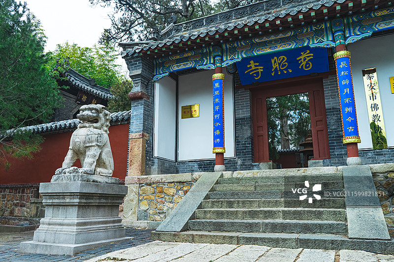 中国山东省泰安市泰山旅游风景区著名景点，普照寺寺庙的随墙门入口，户外白昼无人图像摄影图片素材