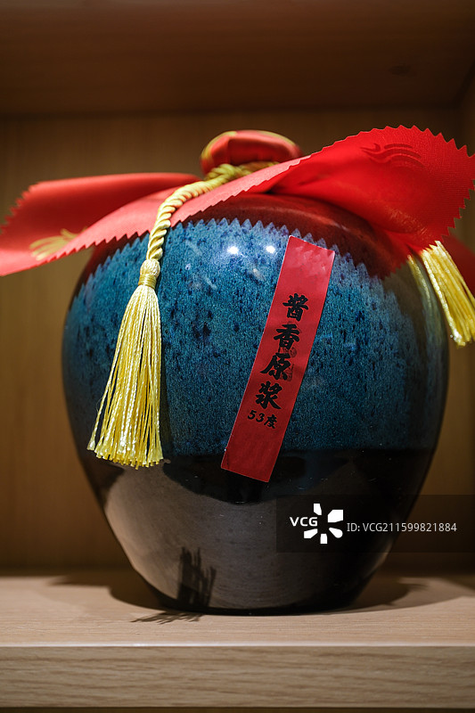 中国历史文化名街扬州东关街太白酒坊酿造酱香型原浆白酒的及传统酒坛造型图片素材