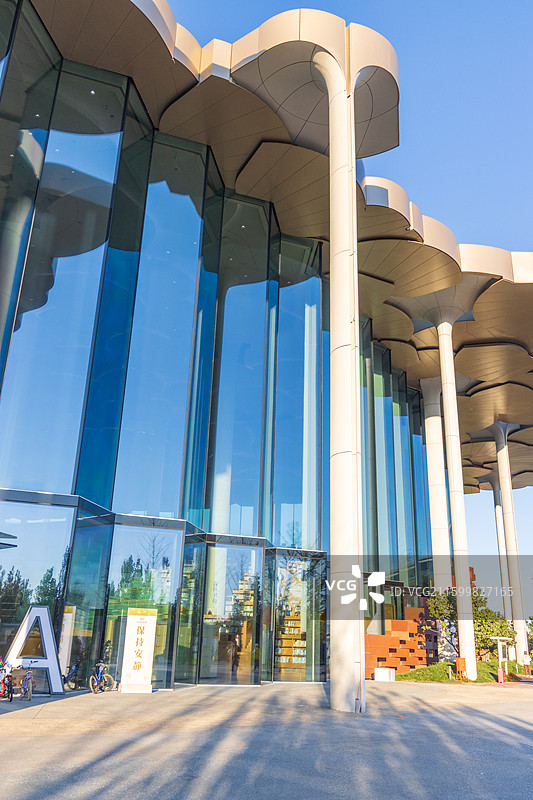 北京城市图书馆玻璃幕墙建筑外观图片素材