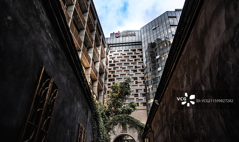 古今同框-福州古老围墙仰视视角的现代商业中心图片素材