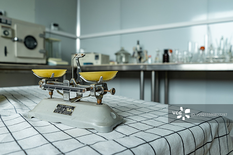 中国化学设备用品仪器用品拍摄主题，一个小型的天平秤测量仪器，室内无人图像图片素材