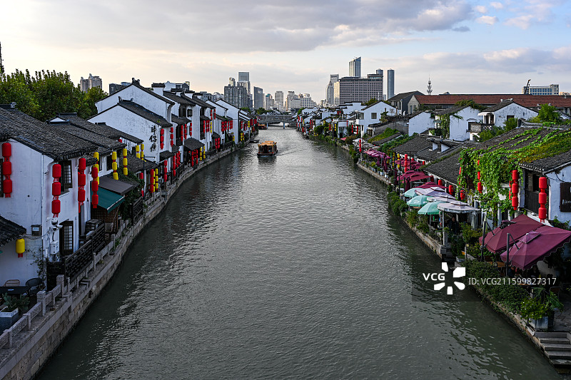 无锡古运河畔：清名桥下水弄堂，南长街古建与现代城市交辉图片素材