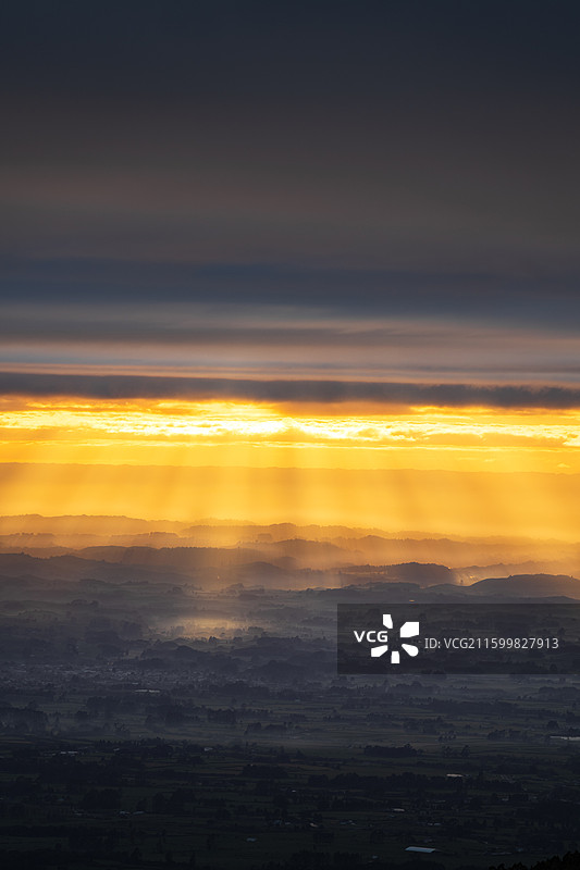 洒下金光图片素材