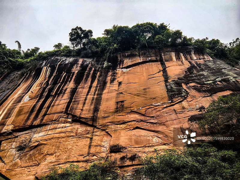 中国贵州遵义赤水市赤水丹霞旅游区大瀑布，世界自然遗产，国家五A级景区，赤水丹霞崖壁，赤水丹霞石雕塑图片素材