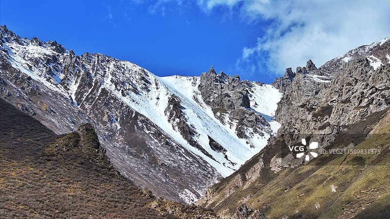 2025年10月15日，在澄澈蓝天的映衬下，甘肃省张掖市民乐县扁都口，一幅大气磅礴的山水画卷。图片素材