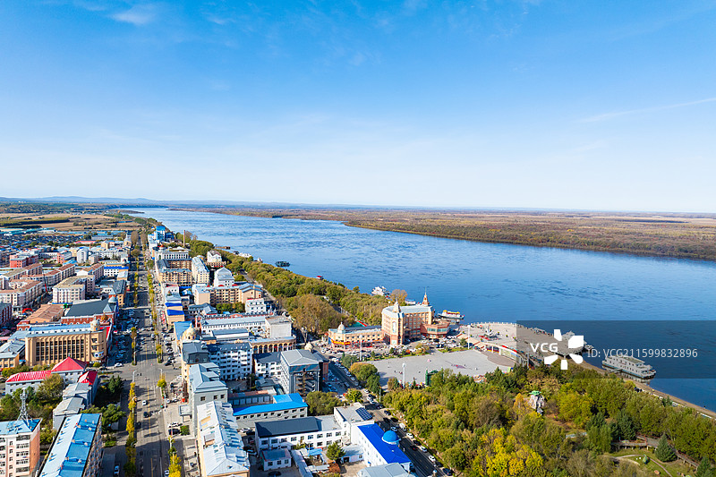 黑龙江省伊春市嘉荫县，江畔公园，中俄美景，黑龙江，中俄界江，一江赏两国，界江，秋天，黑龙江图片素材
