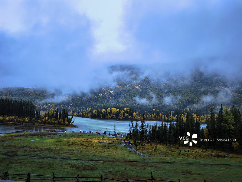 喀纳斯鸭泽湖的清晨，云雾缭绕，空气清新，秋色浓郁，景色宜人。图片素材
