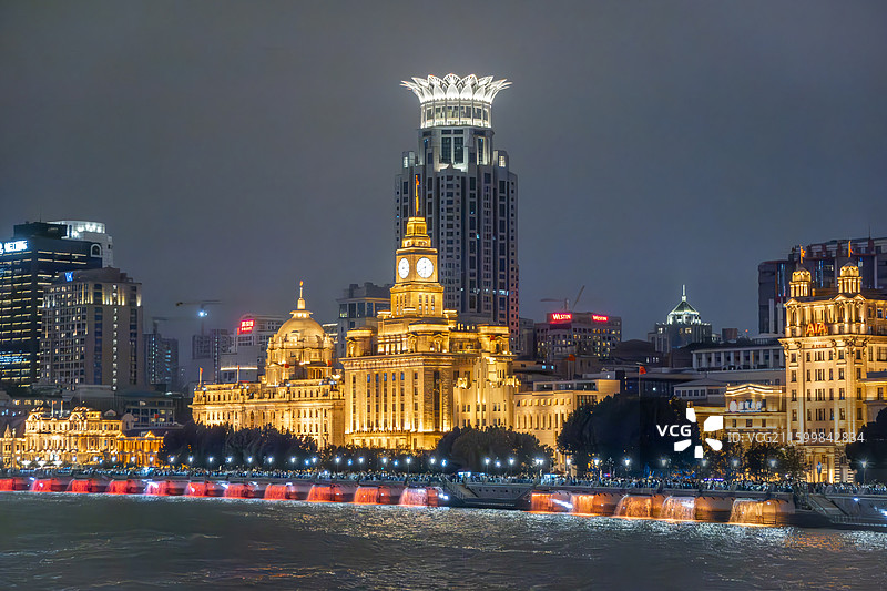 黄浦江游船上看黄浦区外滩万国建筑博览海关大楼钟楼大钟浦东发展银行大楼图片素材
