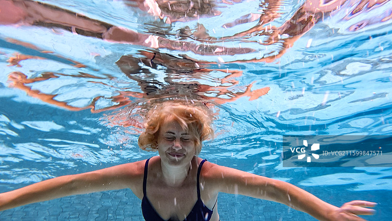 游泳池里的女人图片素材