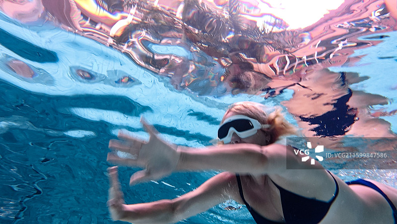 游泳池里的女人图片素材