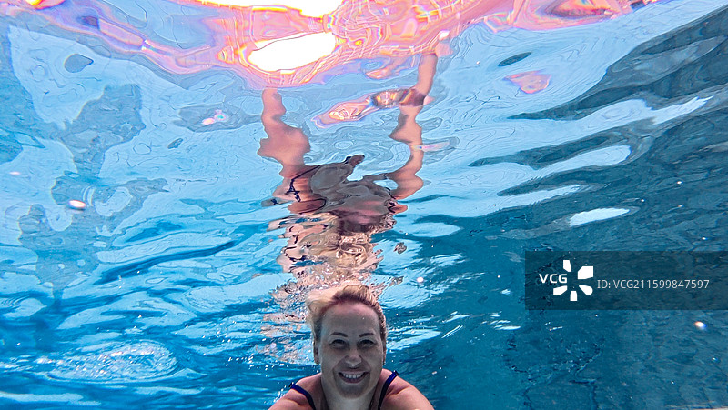 游泳池里的女人图片素材