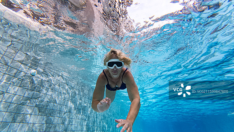 游泳池里的女人图片素材
