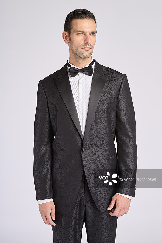 站在白色背景下的商人肖像图片素材