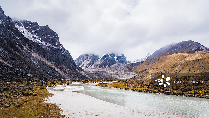 西藏卡达沟雪山峡谷山水河流自然风光图片素材