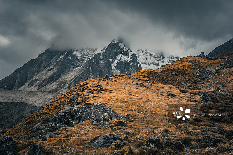 雪山云雾缭绕景观 云雾中的雪山山峰图片素材