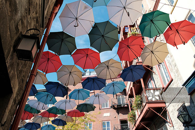 加拿大魁北克，小香普兰街的雨伞街图片素材