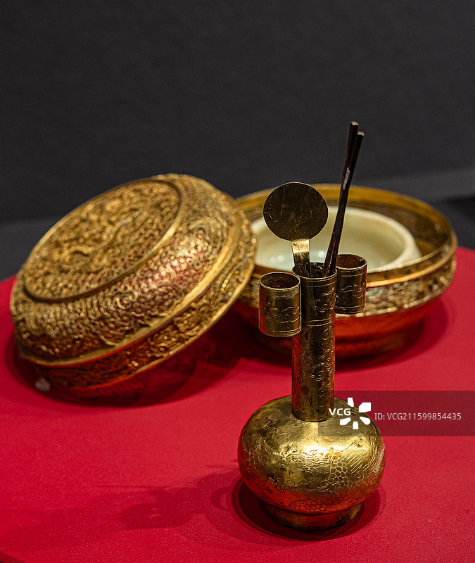 明代 金花丝云龙纹香熏 圆盒龙纹玉盂 鎏金錾龙凤纹投壶 北京市昌平区明十三陵管理中心图片素材