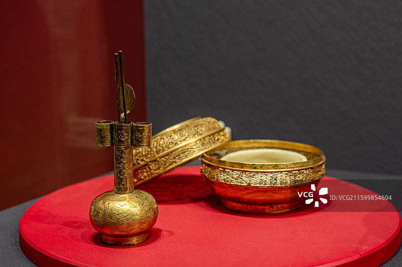 明代 金花丝云龙纹香熏 圆盒龙纹玉盂 鎏金錾龙凤纹投壶 北京市昌平区明十三陵管理中心图片素材