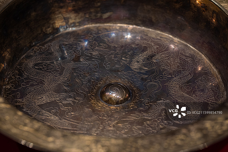 明代 银鎏金二龙戏珠纹扳沿盆 北京市昌平区明十三陵管理中心图片素材