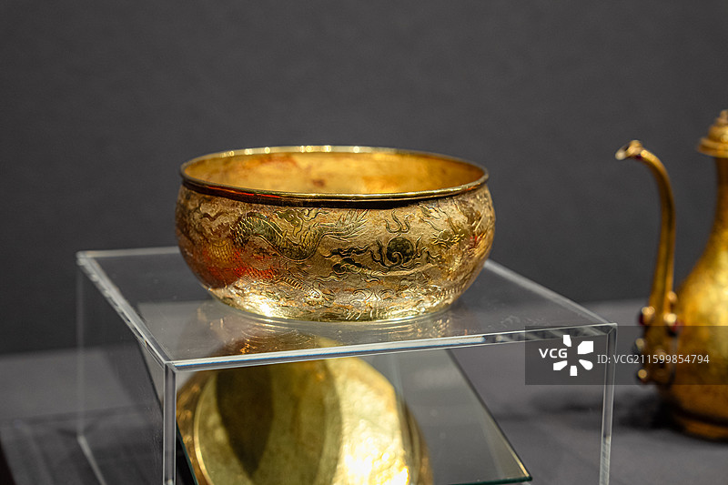 明代 银鎏金云龙纹漱盂 北京市昌平区明十三陵管理中心图片素材