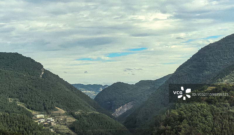 中国四川古蔺县境内筑蓉高速沿途风光，中央红军入川第一县古蔺县地貌乡村田园风光图片素材