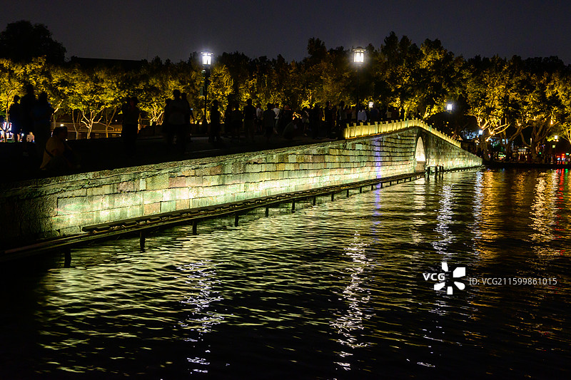 西湖白堤断桥夜景Night View of Duan Bridge, West Lake图片素材