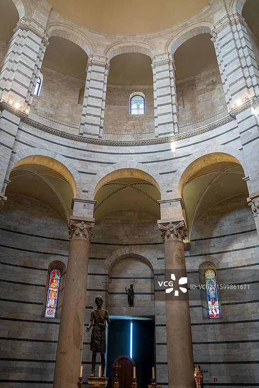 意大利比萨斜塔比萨圣若望洗礼堂内部图片素材