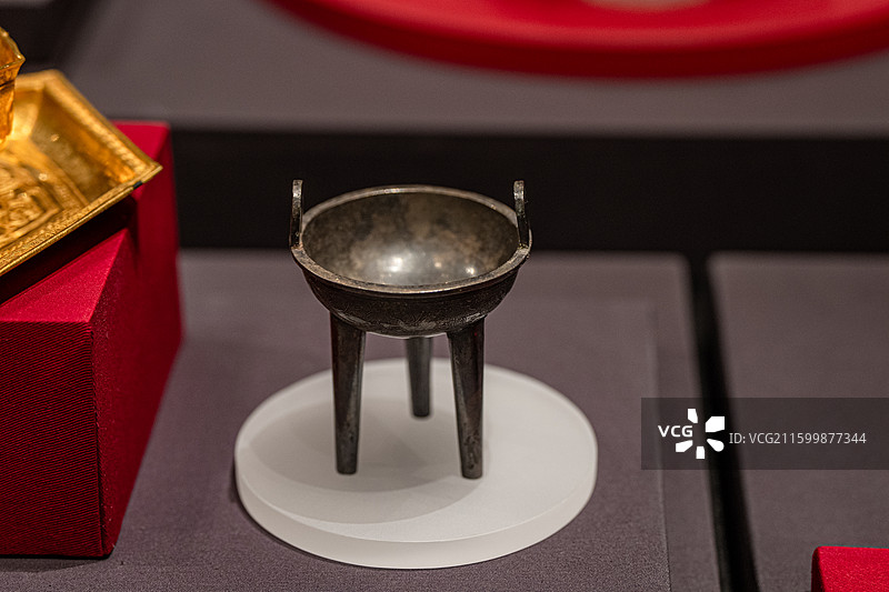 明代 云鹤纹鼎式三足银炉 重庆中国三峡博物馆图片素材