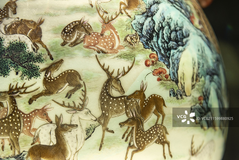 清乾隆粉彩百鹿图双耳尊，景德镇中国陶瓷博物馆藏品图片素材