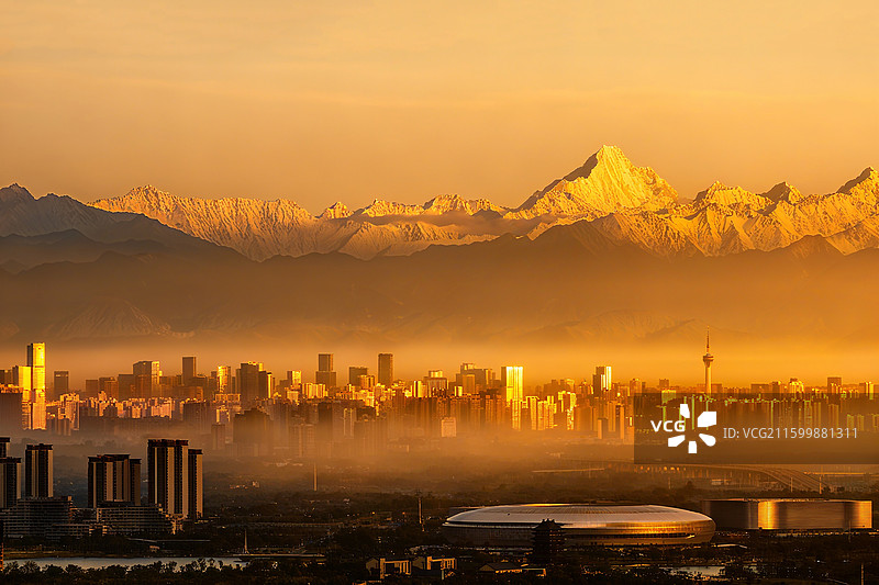 四姑娘山幺妹峰下的成都城市日出风光图片素材