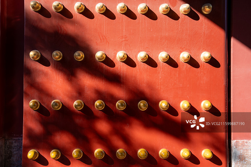 地坛公园朱漆门钉光影特写图片素材