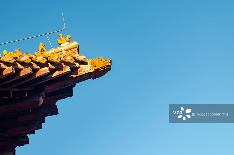 中国山东泰安著名景点泰山旅游风景区，岱庙行宫榫卯结构的角楼特写屋脊和蓝天，户外白昼无人图像摄影图片素材