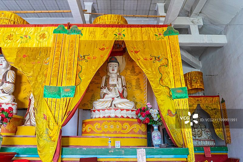 中国山东泰安肥城吕仙景区湖屯镇陶山陶公幽栖寺（西幽寺）遗址，大雄宝殿里的佛释迦摩尼药师佛阿弥陀佛图片素材