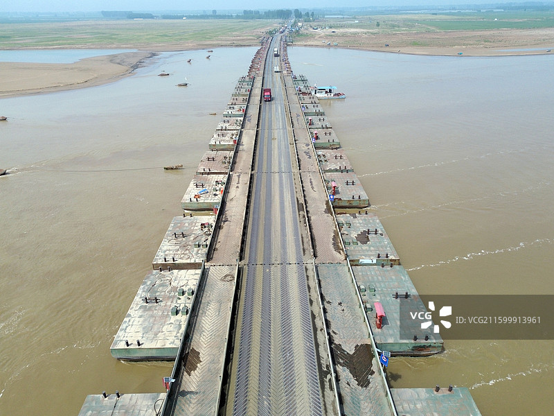 航拍郑州花园口黄河浮桥 车辆通行的跨河交通设施图片素材