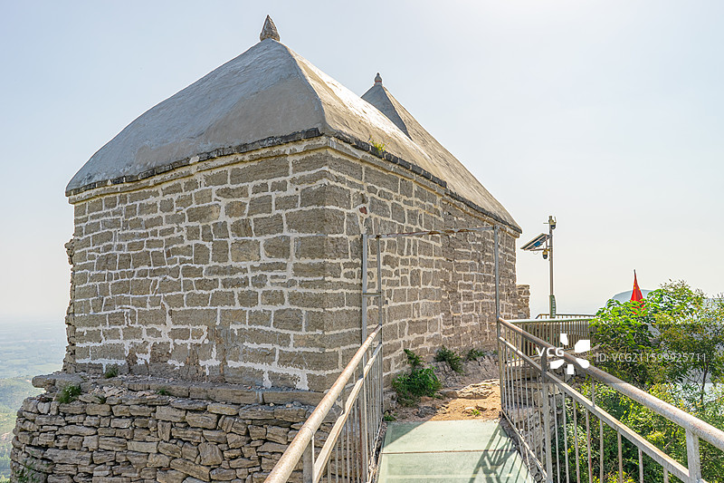 中国山东泰安国内著名景点肥城小泰山风景区，石头寺庙碧霞元君小洞天空中玻璃栈道，户外白昼无人图像摄影图片素材