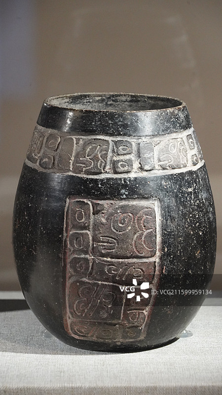 尤卡坦地区人类学博物馆（坎顿宫）古典时期(200-900年)象征性图案陶瓶图片素材