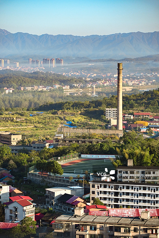 高机位大景，邵阳市九中附近的两座老式烟囱图片素材