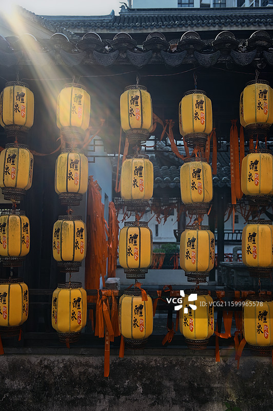 浈阳峡小镇悬挂的一墙灯笼图片素材