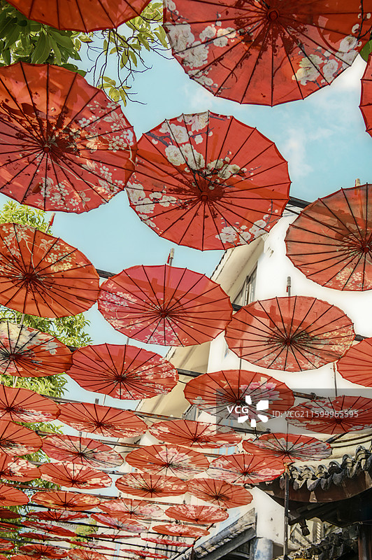 英德浈阳峡小镇上的纸伞天幕图片素材