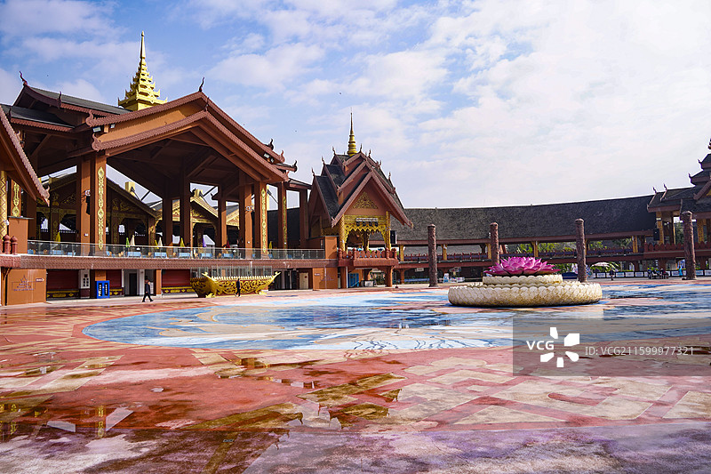 西双版纳傣族园泼水广场图片素材
