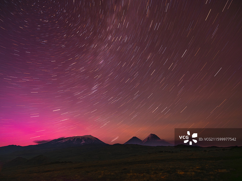 托尔巴奇克火山群上空的北极光和星轨图片素材