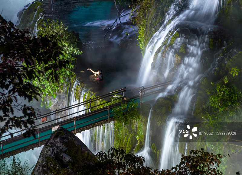 流光溢彩的山水瀑布景观 螺髻山温泉瀑布图片素材