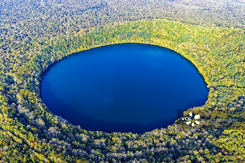 秋季，层林尽染，无人机航拍吉林省白山市靖宇县四海龙湾玛珥湖火山湖秋色全景。图片素材
